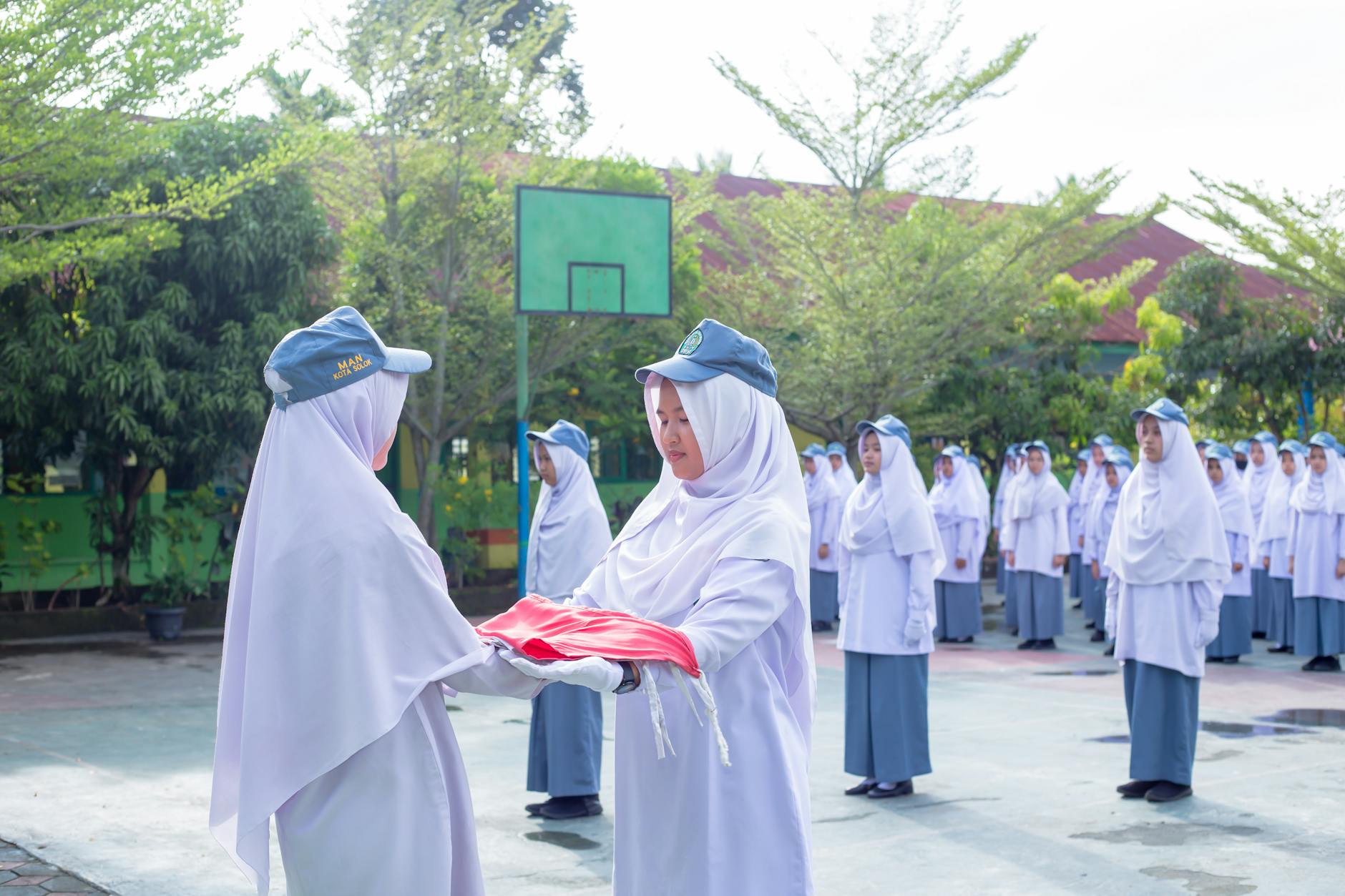 Gambar menampilkan judul berita cepat dan aktual dengan tampilan modern dan informatif