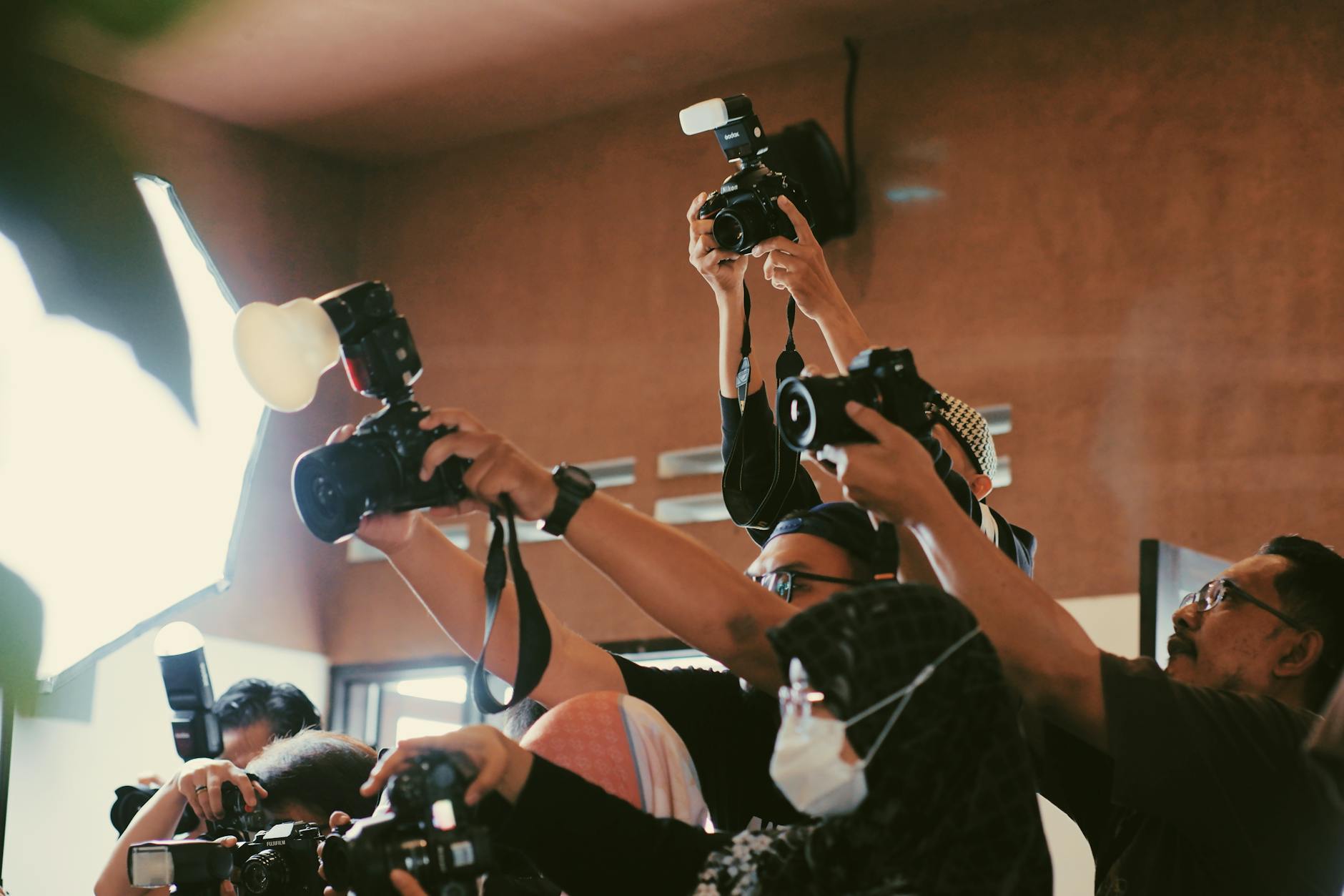 Gambar menampilkan headline berita terkini di Indonesia dengan latar kota dan ikon media sosial